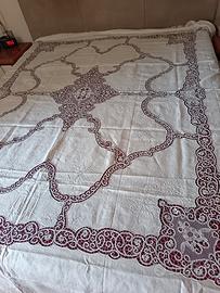 copriletto in lino e Cantù con ricami a mano. 