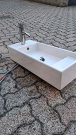Lavabo/lavatoio in ceramica completo di rubinetto 