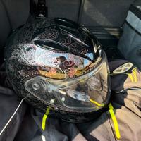 Casco e giacca donna moto