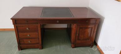 Scrivania da centro stanza