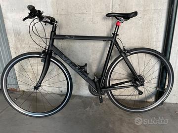 Bici da corsa ibrida leggerissima