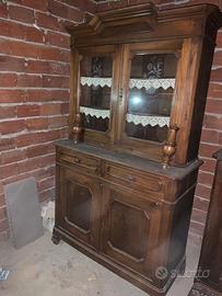 Credenza in noce con vetri decorati