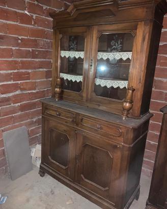 Credenza in noce con vetri decorati
