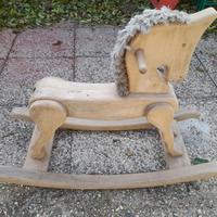 vecchio cavallino a dondolo, in legno massello 