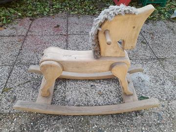 vecchio cavallino a dondolo, in legno massello 