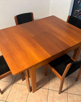 Tavolo in legno + 4 sedie