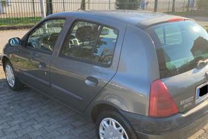 1.000€  CLIO 2 RESTAYLING 2001  PREZZO TRATTABILE