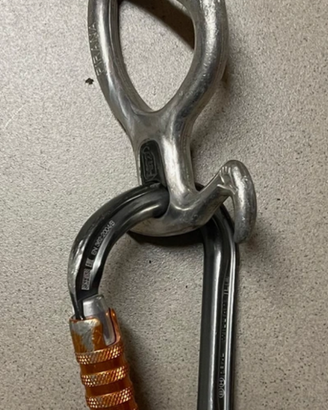 Discensore Petzl Pirana con moschettone William