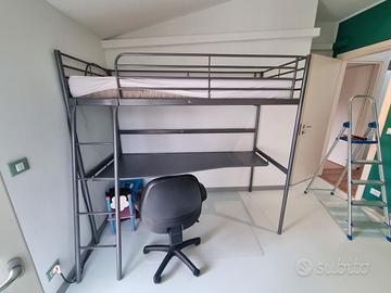 Letto a castello con scrivania e sedia ufficio