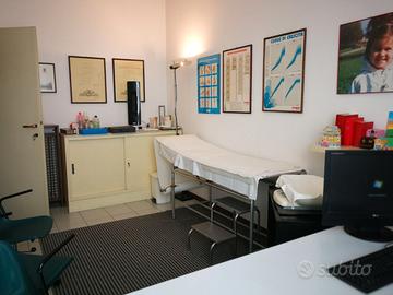 Mobile in metallo con scorrevoli piano in formica