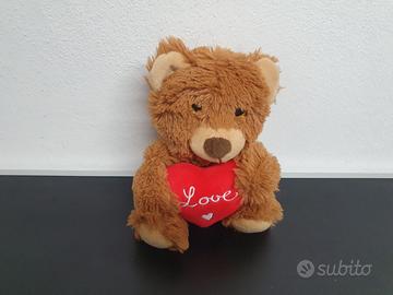 Pupazzo orsetto con cuore e scritta Love