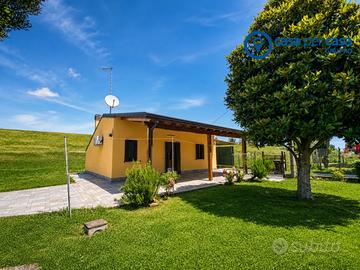 Villa tutta su un piano con ampio giardino