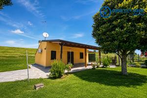 Villa tutta su un piano con ampio giardino