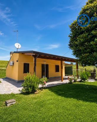 Villa tutta su un piano con ampio giardino