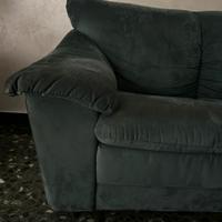 Due divani a 2 posti uguali (uno è divano letto)