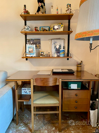 Scrivania con sedia e piccola libreria