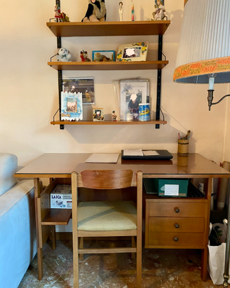 Scrivania con sedia e piccola libreria