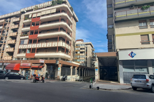 Ampio locale commerciale