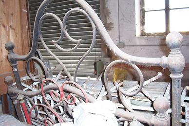 Letti in ferro bauli tavoli inferriate armadi