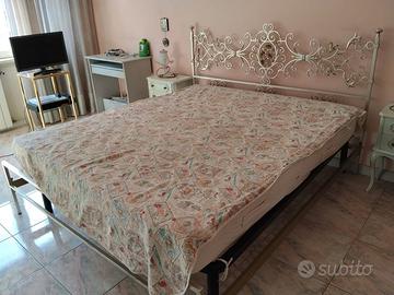 Letto matrimoniale in ferro battuto argentato