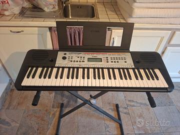 Pianola Yamaha con supporto e omaggio
