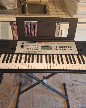 Pianola Yamaha con supporto e omaggio