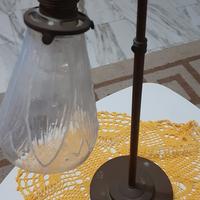 Lampada da tavolo regolabile in ottone e vetro