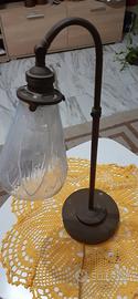 Lampada da tavolo regolabile in ottone e vetro