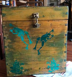 Cassa restaurata e decorata