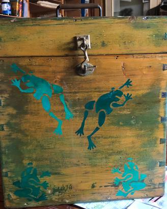 Cassa restaurata e decorata