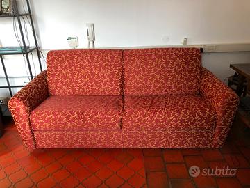 Divani letto matrimoniali uno rosso e uno blu