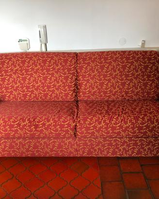 Divani letto matrimoniali uno rosso e uno blu