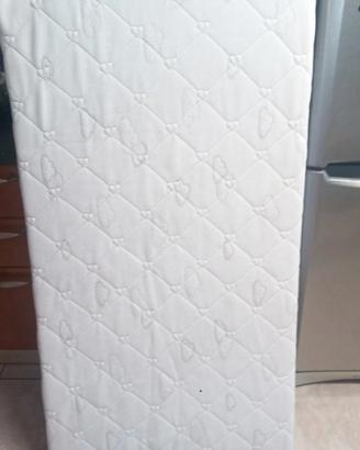 materasso per bambini con coprimaterasso