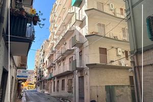 Via la spezia 2 vani + acc ad.ze via c. battisti