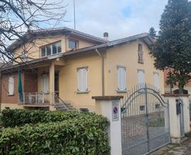 Villa indipendente con giardino. Libera