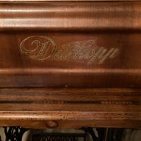 Macchina da cucire antica