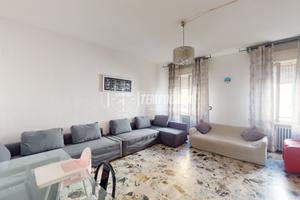 SOLUZIONE AL PRIMO PIANO CON SOFFITTA E BALCONI