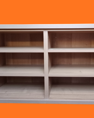 Mobiletto in legno chiaro libreria/credenza