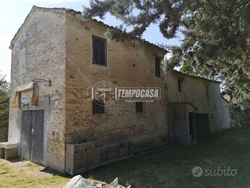 Casale da ristrutturare con ampia corte e uliveto