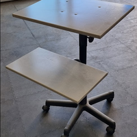 Tavolino portacomputer su ruote