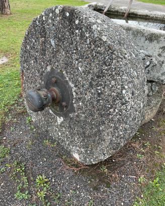 Antica mola macina mulino frantoio pietra cemento