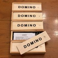 Gioco da tavolo domino nero con scatola in legno