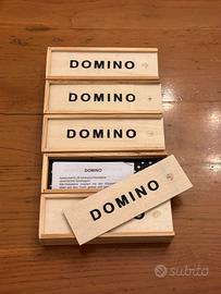 Gioco da tavolo domino nero con scatola in legno