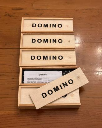 Gioco da tavolo domino nero con scatola in legno