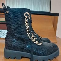 Stivaletti in ecopelle Motivi