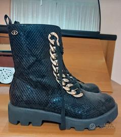 Stivaletti in ecopelle Motivi