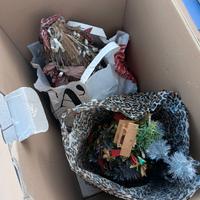 Due alberelli di Natale + addobbi e statuette