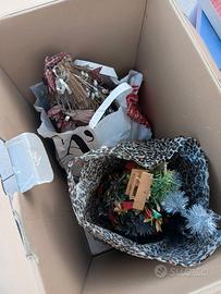 Due alberelli di Natale + addobbi e statuette