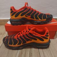 NIKE AIR MAX PLUS BLACK/CHILE RED-VIVID ORANGE