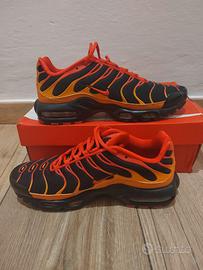 NIKE AIR MAX PLUS BLACK/CHILE RED-VIVID ORANGE